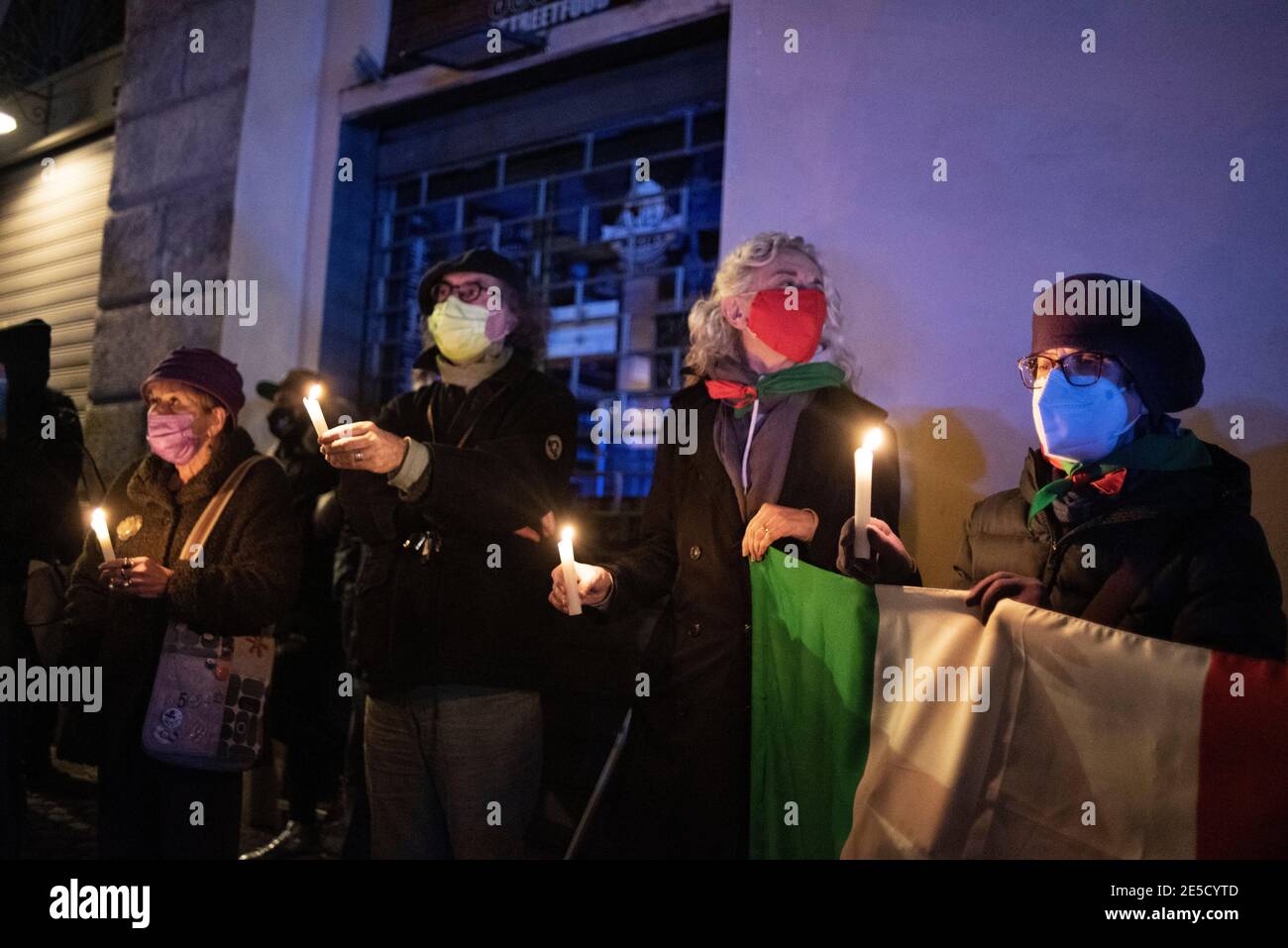 Rom, 27/01/2021. Heute fand in der Via degli Zingari in Rom eine Mahnwache bei Kerzenlicht statt, um - wie von den Organisatoren behauptet - an die „vergessenen Opfer des Holocaust“ zu erinnern: Roma, Sinti, Camminanti, Homosexuelle, Behinderte, Zeugen Jehovas, politische Dissidenten, ethnische Minderheiten und Millionen anderer, die vom Nazi-Regime und seinen Kollaborateuren getötet wurden. Der 27. Januar ist der Internationale Holocaust-Tag, auch Holocaust-Gedenktag in Großbritannien und Italien genannt, und markiert den Tag der Befreiung des größten Todeslagers Auschwitz-Birkenau durch die Armee der Sowjetunion (76. Jahrestag). Stockfoto