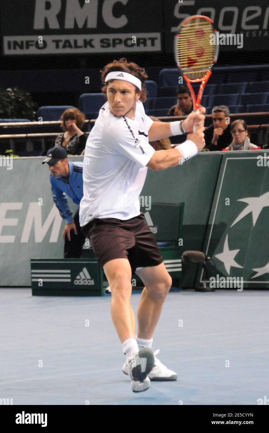 Der Argentinier Juan Monaco wird am 28. Oktober 2008 von dem Franzosen Gael Monfils, 6-4, 6-4, in der zweiten Runde des BNP Paris Masters Indoor Tennis Turniers im Palais Omnisports Paris-Bercy in Paris, Frankreich, besiegt. Foto von Thierry Plessis/ABACAPRESS.COM Stockfoto