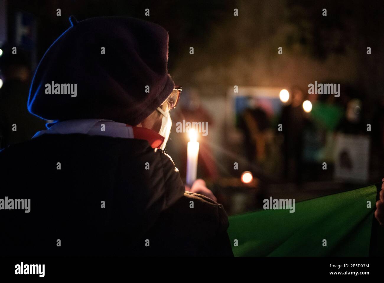 Rom, 27/01/2021. Heute fand in der Via degli Zingari in Rom eine Mahnwache bei Kerzenlicht statt, um - wie von den Organisatoren behauptet - an die „vergessenen Opfer des Holocaust“ zu erinnern: Roma, Sinti, Camminanti, Homosexuelle, Behinderte, Zeugen Jehovas, politische Dissidenten, ethnische Minderheiten und Millionen anderer, die vom Nazi-Regime und seinen Kollaborateuren getötet wurden. Der 27. Januar ist der Internationale Holocaust-Tag, auch Holocaust-Gedenktag in Großbritannien und Italien genannt, und markiert den Tag der Befreiung des größten Todeslagers Auschwitz-Birkenau durch die Armee der Sowjetunion (76. Jahrestag). Stockfoto