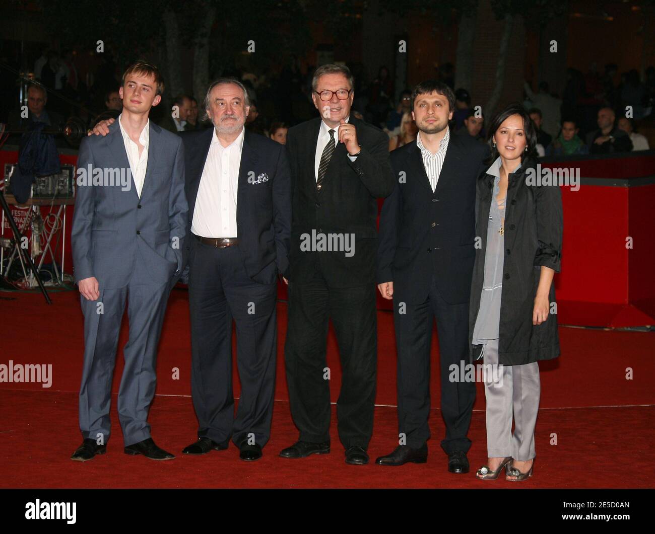 Krzysztof Zanussi, Bogdan Stupka und Marek Kudelko kommen auf dem roten Teppich vor der Vorführung von "With a warm Heart" im Rahmen des 3. "Rome Film Festival" in Rom, Italien am 29. Oktober 2008 an. Foto von Denis Guignebourg/ABACAPRESS.COM Stockfoto