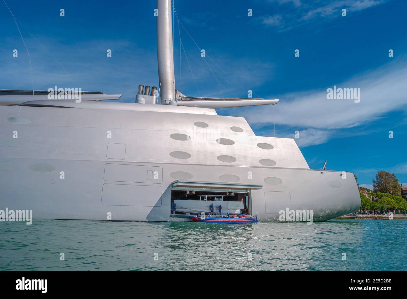 Angedockt luxuriöse und moderne Super-Yacht in Venedig, Canal Grande und seinem historischen Zentrum, Venedig, Italien bei blauem Himmel und sonnigen Tag, September 24 2019 Stockfoto