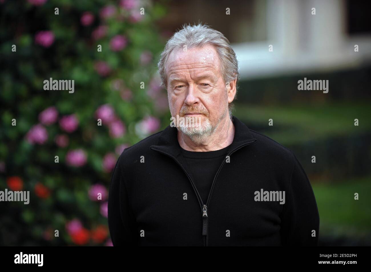 US-Regisseur Ridley Scott posiert während einer Fotoaufnahme für seinen Film 'Body of Lies' im Hotel Bristol in Paris, Frankreich, am 3. November 2008. 'Body of Lies' wird ab dem 5. November 2008 in Frankreich gezeigt. Foto von Thierry Orban/ABACAPRESS.COM Stockfoto
