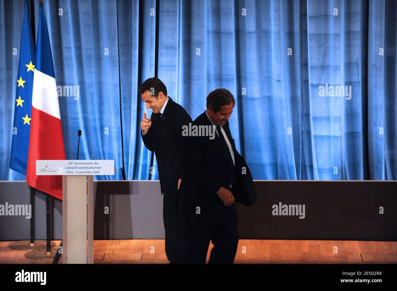 Der französische Präsident Nicolas Sarkozy und der Präsident des Verfassungsrates Jean-Louis Debre bei der Eröffnung eines Treffens zum 50. Jahrestag des Verfassungsrates in Paris am 3. November 2008. Foto von Jacques Witt/Pool/ABACAPRESS.COM Stockfoto