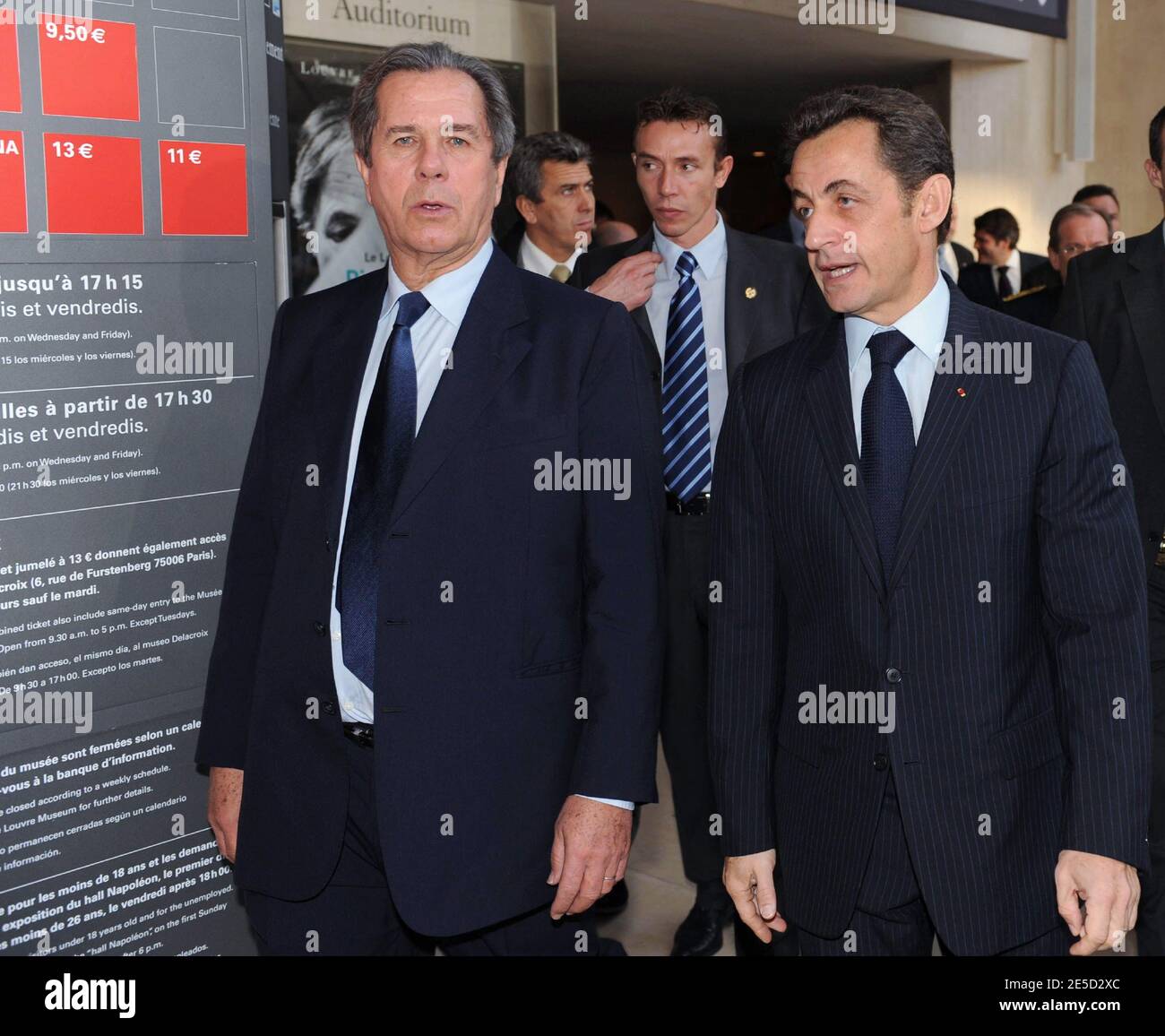 Der französische Präsident des Verfassungsrates Jean-Louis Debre und Präsident Nicolas Sarkozy bei der Eröffnung eines Treffens zum 50. Jahrestag des Verfassungsrates in Paris am 3. November 2008. Foto von Jacques Witt/Pool/ABACAPRESS.COM Stockfoto