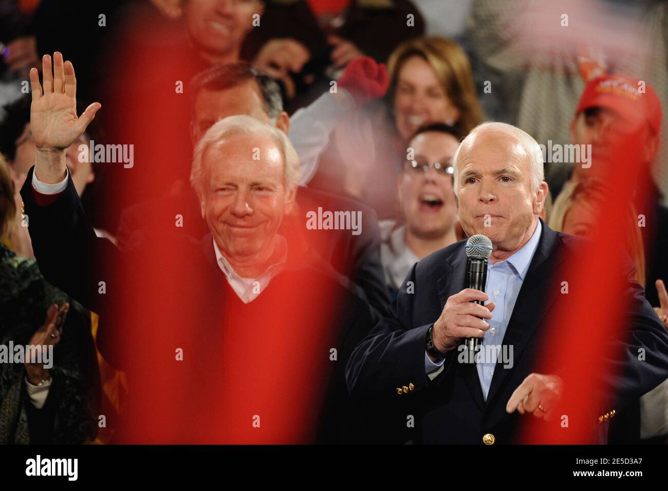 John McCain hielt die letzte Kundgebung seiner Kampagne neben Joseph Lieberman in Prescott, Arizona am 3. November 2008. Foto von Lionel Hahn/ABACAPRESS.COM Stockfoto