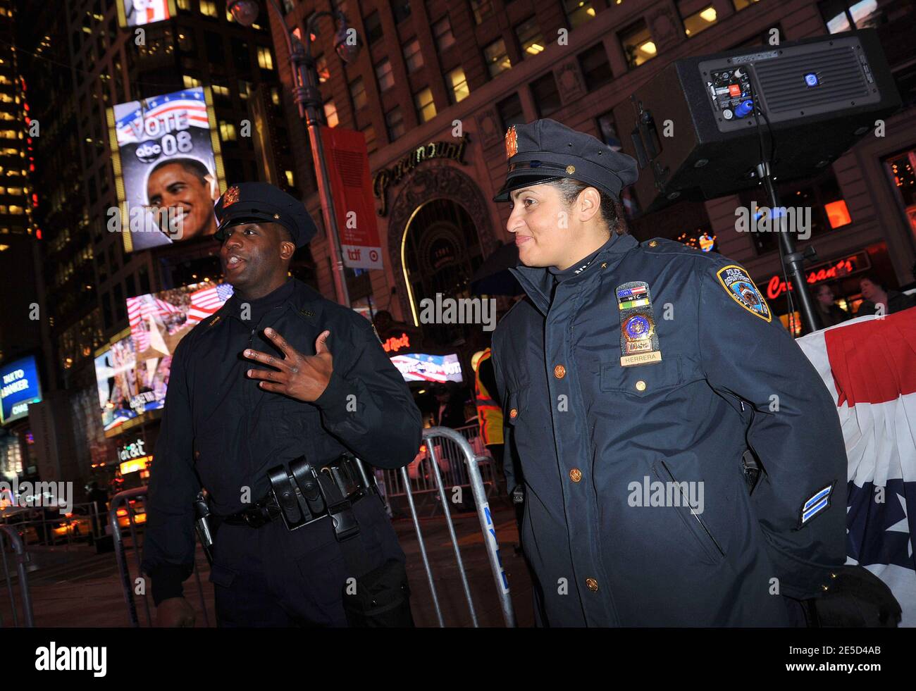Atmosphäre auf dem Times Square, während sich die Menschen versammeln, um die Ergebnisse der Präsidentschaftswahlen 2008 in New York City, USA, am 4. November 2008 zu sehen. Barack Obama besiegte den republikanischen Kandidaten Sen. John McCain (R-AZ) mit großem Abstand bei der Wahl zum ersten gewählten afroamerikanischen Präsidenten. Foto von Gregorio Binuya/ABACAPRESS.COM Stockfoto
