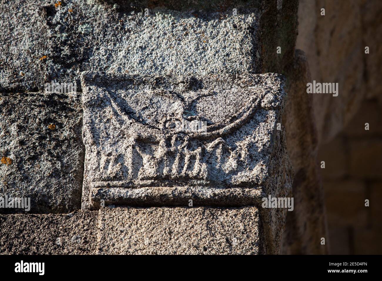 Dekoratives Relief am Tetrapylon-Tor von Caparra, römische Stadt, Caceres, Extremadura, Spanien Stockfoto