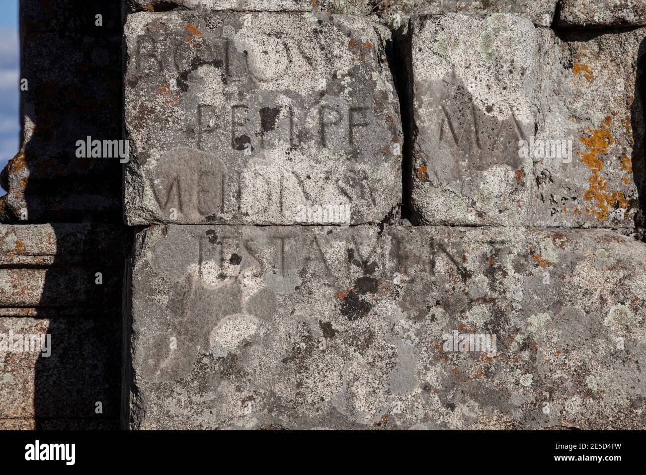 Widmungsaufschrift am Tetrapylon-Tor von Caparra, römische Stadt, Caceres, Extremadura, Spanien Stockfoto