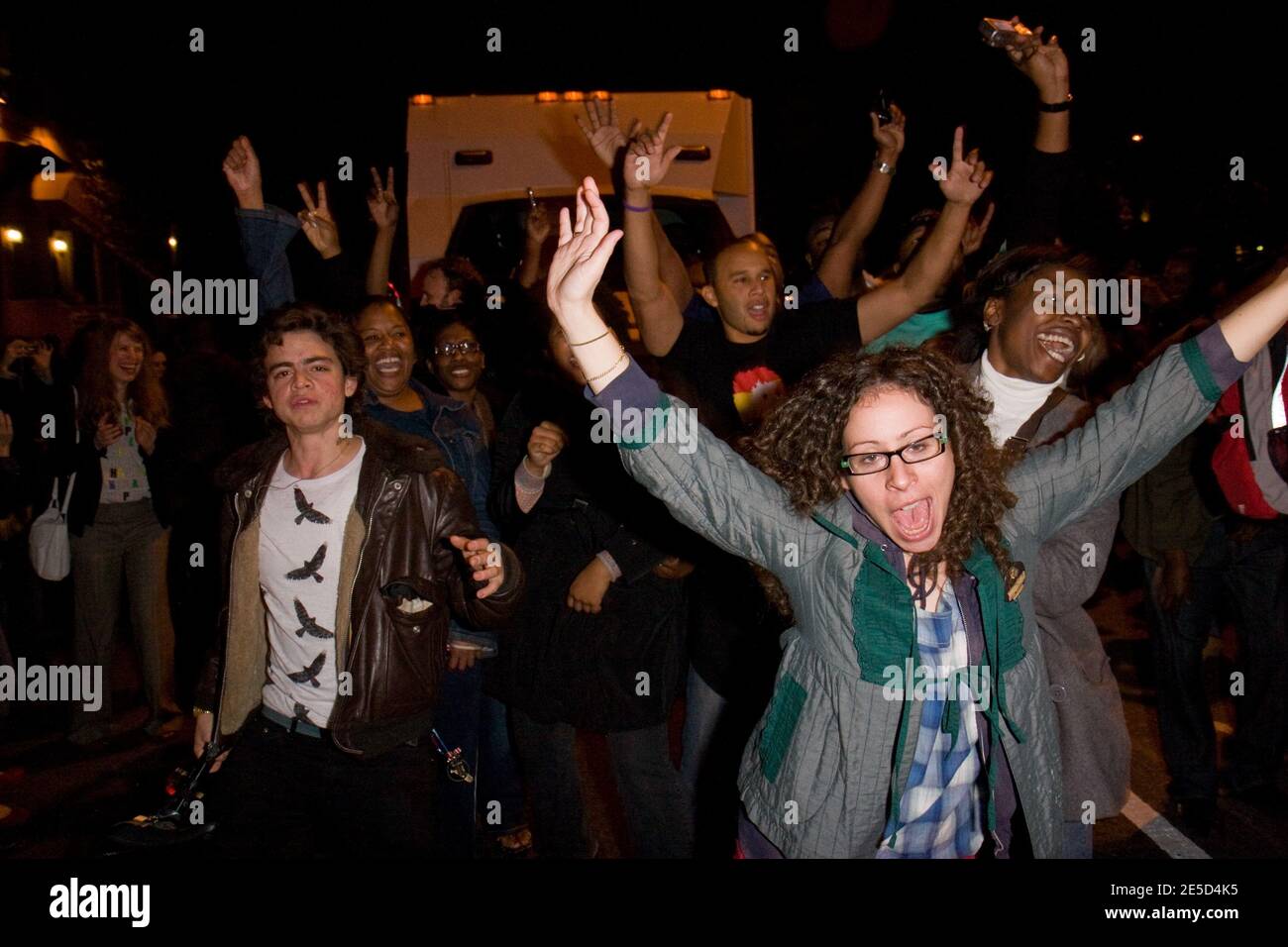 Die Menschen feiern Barack Obamas Sieg bei der Präsidentschaftswahl 2008/2009 im Fort Greene/Clinton Hill Teil von Brooklyn, New York City, NY am 4. November 2008. Foto von Quindell Willis/ABACAPRESS.COM Stockfoto