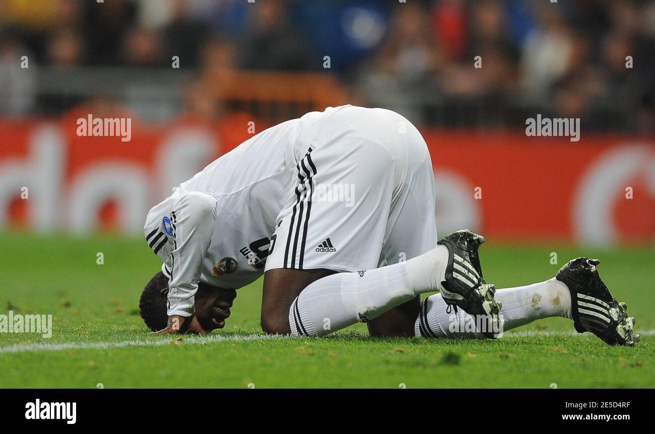 Mahamadou Diarra von Real Madrid reagiert, nachdem er am 5. November 2008 im Santiago Bernabeu-Stadion in Madrid, Spanien, eine Chance auf ein Tor beim Fußballspiel der UEFA Champions League, Real Madrid gegen Juventus de Turin, verloren hat. Juventus gewann 2:0. Foto von Steeve McMay/Cameleon/ABACAPRESS.COM Stockfoto
