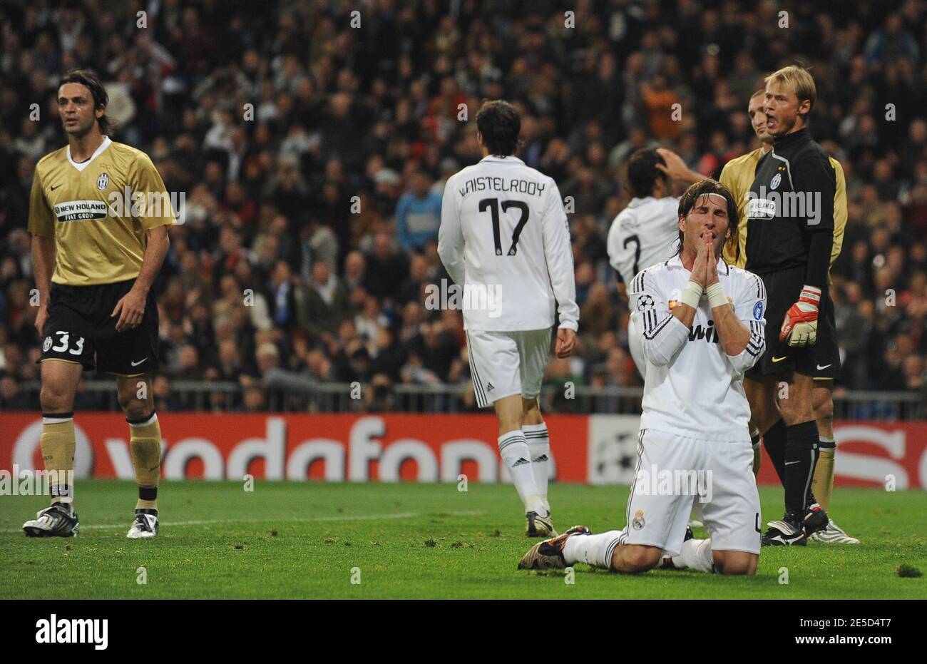 Sergio Ramos von Real Madrid reagiert, nachdem er beim UEFA Champions League Fußballspiel, Real Madrid gegen Juventus de Turin, am 5. November 2008 im Santiago Bernabeu Stadion in Madrid, Spanien, eine Torchance verpasst hat. Juventus gewann 2:0. Foto von Steeve McMay/Cameleon/ABACAPRESS.COM Stockfoto
