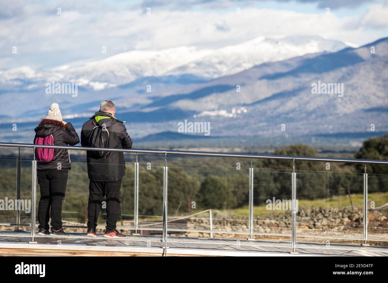 Besucher beobachten die verschneiten Berge von der römischen Stadt Caparra, Caceres, Extremadura, Spanien Stockfoto