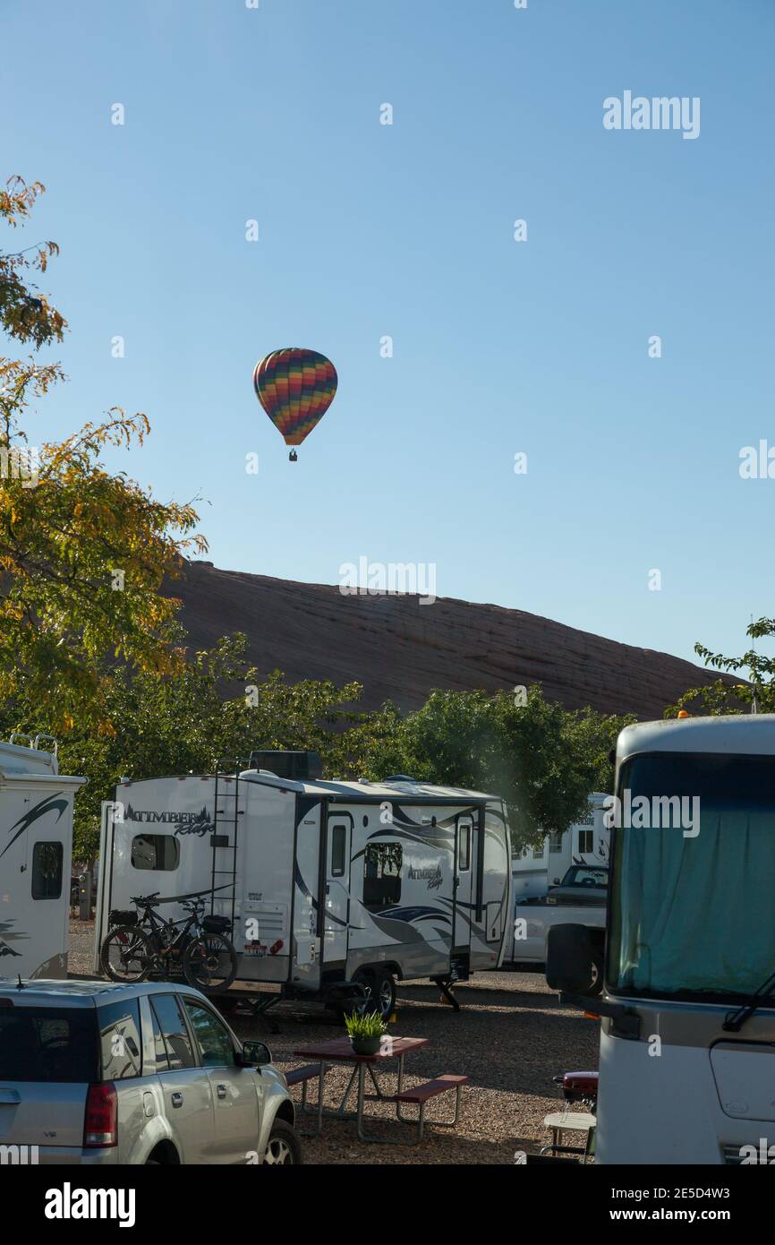 Page, Arizona / USA - 25. Oktober 2014: Ein Heißluftballon, der Teil der Lake Powell Balloon Regatta ist, schwebt über einem Parkplatz zur Erholung Stockfoto