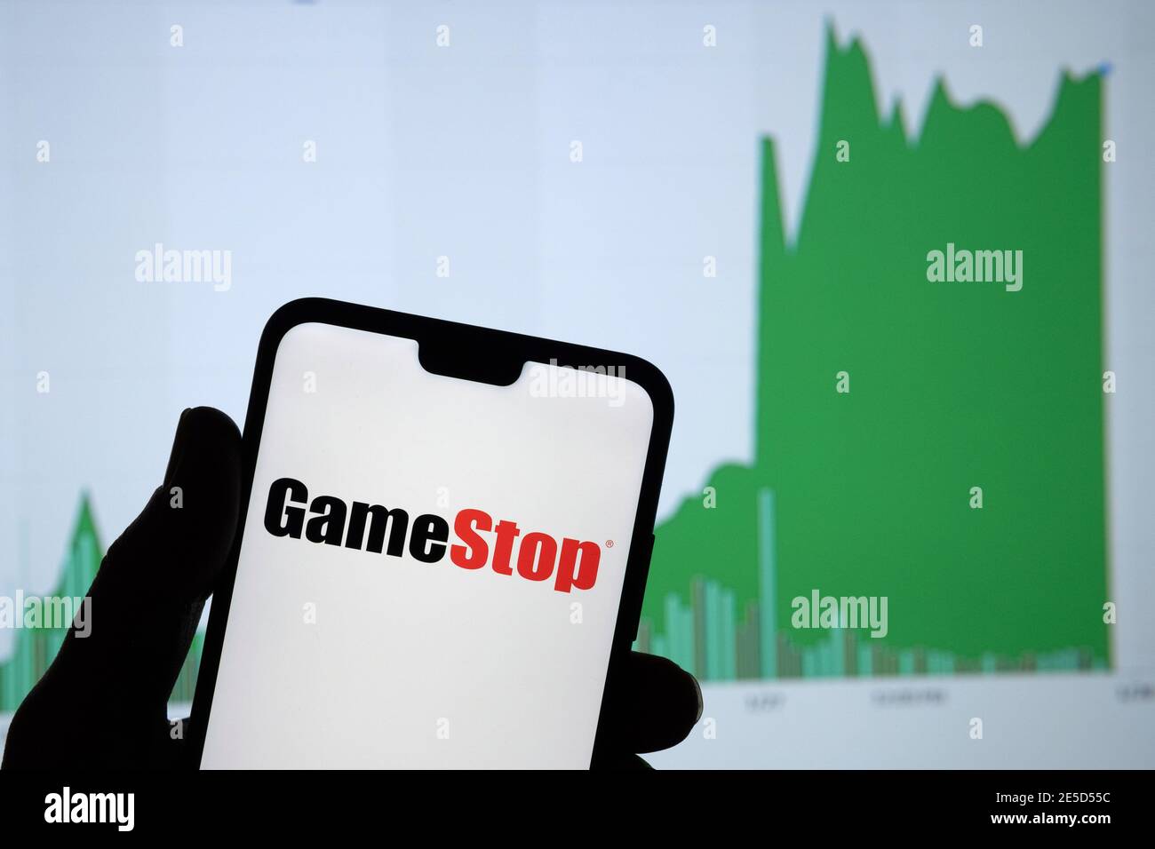 GameStop Handelsunternehmen Logo auf dem Smartphone und seine authentische Aktienkurs-Chart für die letzten 5 Tage. Stafford, Vereinigtes Königreich - Januar 27 2021. Stockfoto