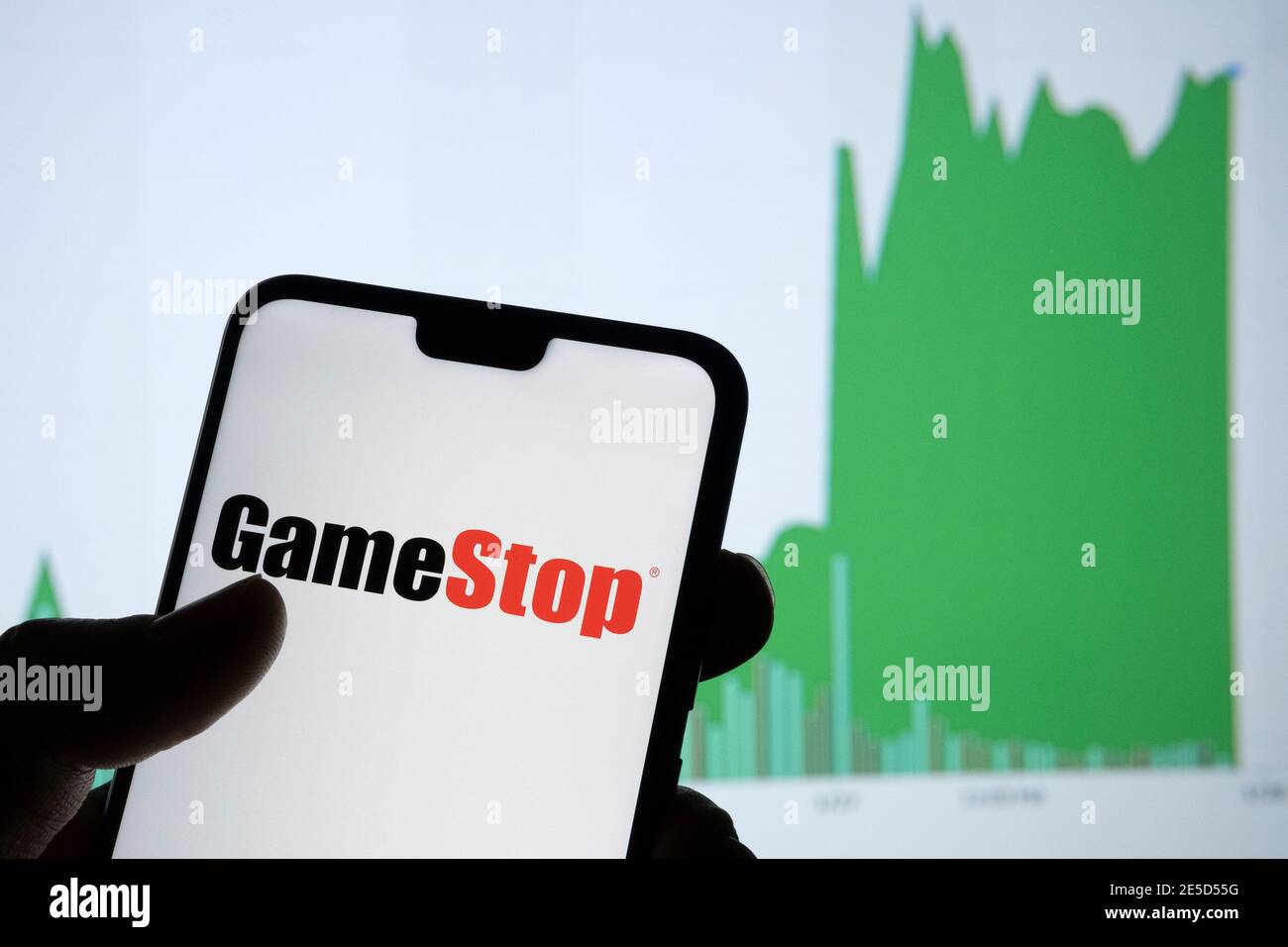 GameStop Handelsunternehmen Logo auf dem Smartphone und seine authentische Aktienkurs-Chart für die letzten 5 Tage. Stafford, Vereinigtes Königreich - Januar 27 2021. Stockfoto