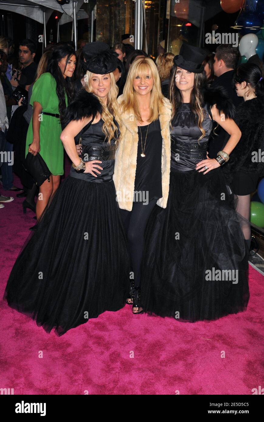 L-R Pamela Skaist-Levy, Schauspielerin Sarah Michelle Gellar und Gela Nash-Taylor bei der Eröffnungsfeier des Juicy Couture Flagship am 6. November 2008 im Flagship-Party von Juicy Couture NYC in New York City, USA. Foto von Gregorio Binuya/ABACAPRESS.COM Stockfoto