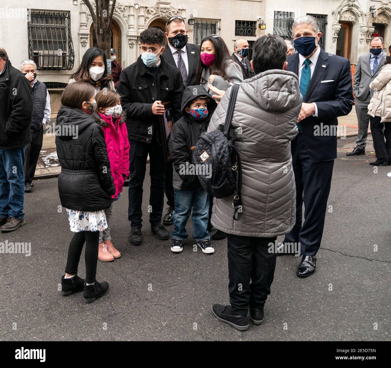 New York, Usa. Januar 2021. PBA-Präsident Pat Lynch (R) spricht vor der 15. Gedenkmesse mit den Mitgliedern der Familie Kevin Lee über seinen Namen in der Kirche unserer Lieben Frau von Lourdes. Po Kevin Lee starb in der Linie der Pflicht bei der Verfolgung Verdächtigen auf Lexington Avenue von New York. (Foto von Lev Radin/Pacific Press) Quelle: Pacific Press Media Production Corp./Alamy Live News Stockfoto