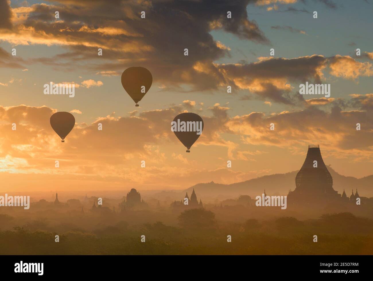 Silhouette von Heißluftballons fliegen über Tempel bei Sonnenuntergang, Bayan, Myanmar Stockfoto