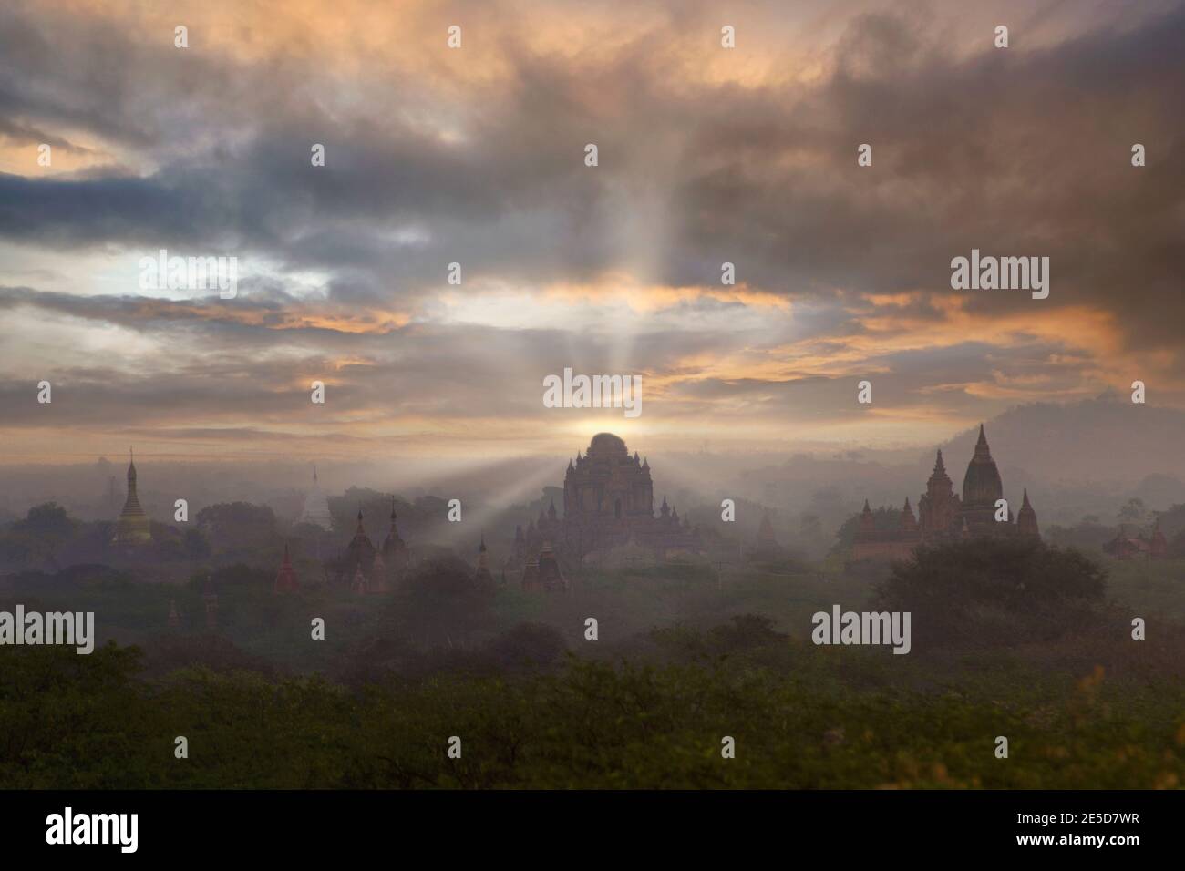 Silhouette von Tempeln bei Sonnenuntergang, Bagan, Mandalay, Myanmar Stockfoto