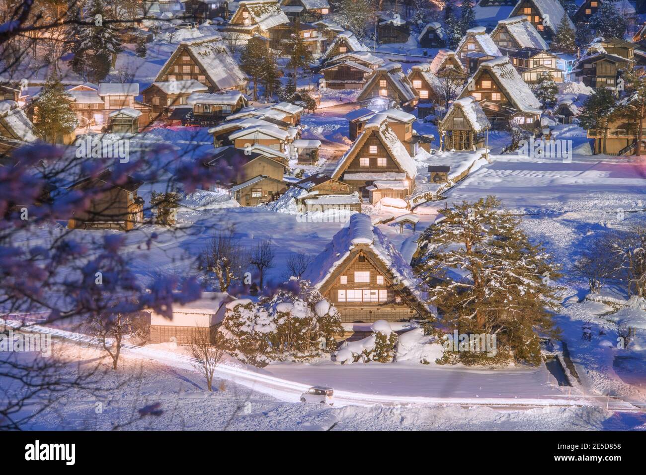Verschneite Dorfflucht bei Nacht, Shirakawa-go, Gifu, Japan Stockfoto