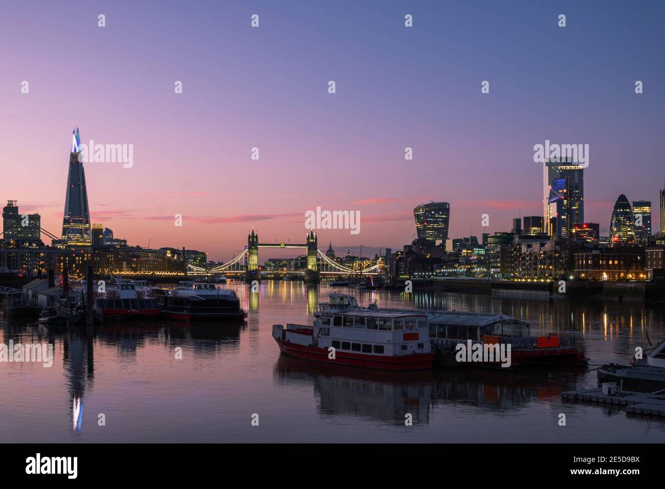 Skyline der Stadt und Tower Bridge bei Nacht, London, England, Großbritannien Stockfoto