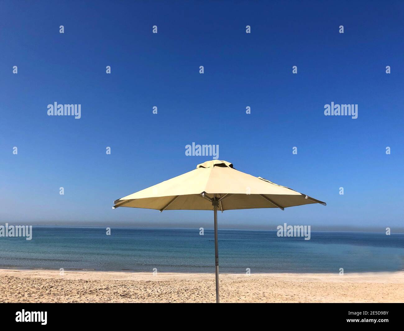 Sonnenschirm am Strand, Ajman, VAE Stockfoto