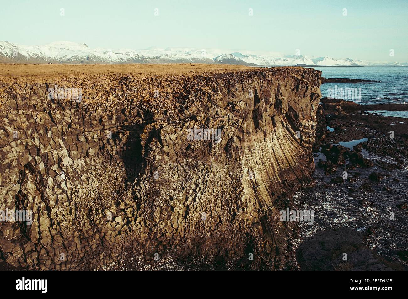 Felsige Küstenlandschaft im Winter, Island Stockfoto