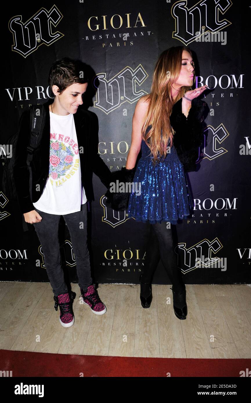 Lindsay Lohan und Samantha Ronson nehmen an der Party im VIP Room Theater in Paris Teil. Frankreich am 14. November 2008. Foto von Mehdi Taamallah/ABACAPRESS.COM Stockfoto