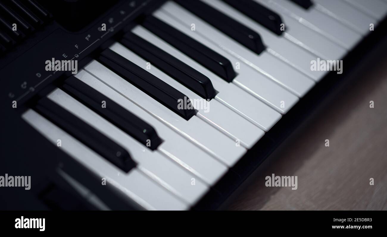 Elektronische Klaviertastatur. Nahaufnahme von schwarzen und weißen Klaviertasten Stockfoto
