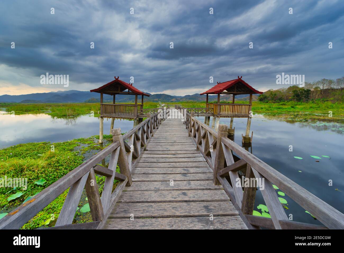 Holzsteg, Lebo-See, Taliwang, Insel West Sumbawa, Indonesien Stockfoto