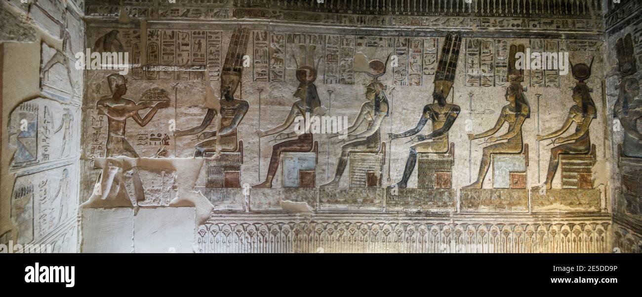 Bunte Reliefbilder in antiken Gräbern, Dier el Medina, Ägypten Stockfoto