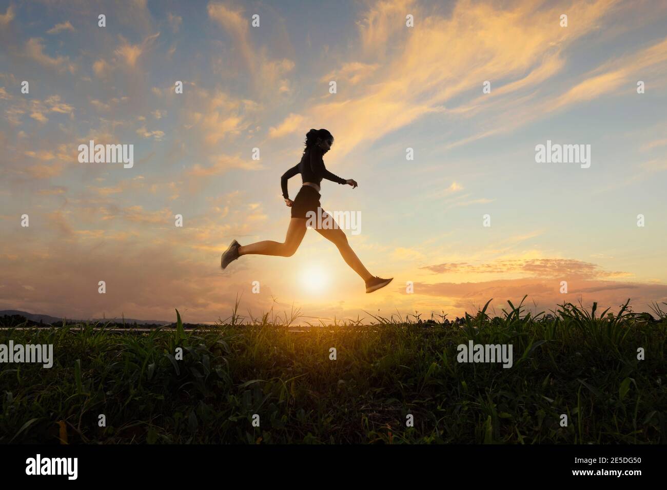 Seitenansicht einer Frau, die bei Sonnenuntergang läuft, Thailand Stockfoto