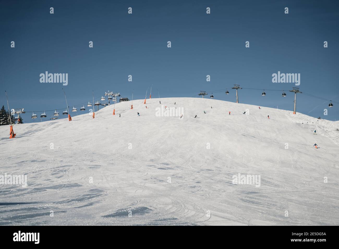Gruppe von Menschen, Skifahren auf einem Berg, Zell am See, Salzburg, Österreich Stockfoto