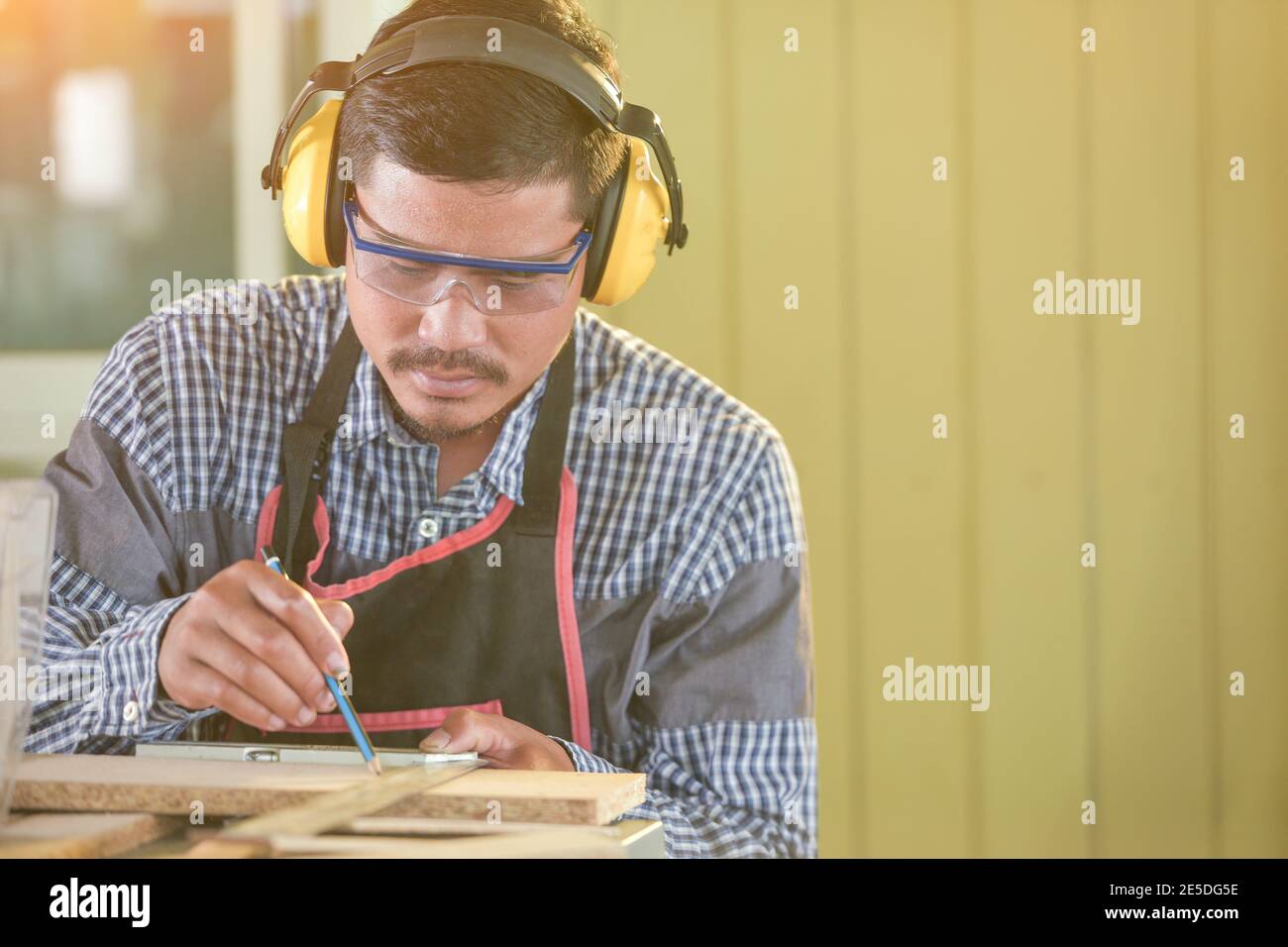 Porträt eines Zimmermanns, der in einer Werkstatt arbeitet, Thailand Stockfoto