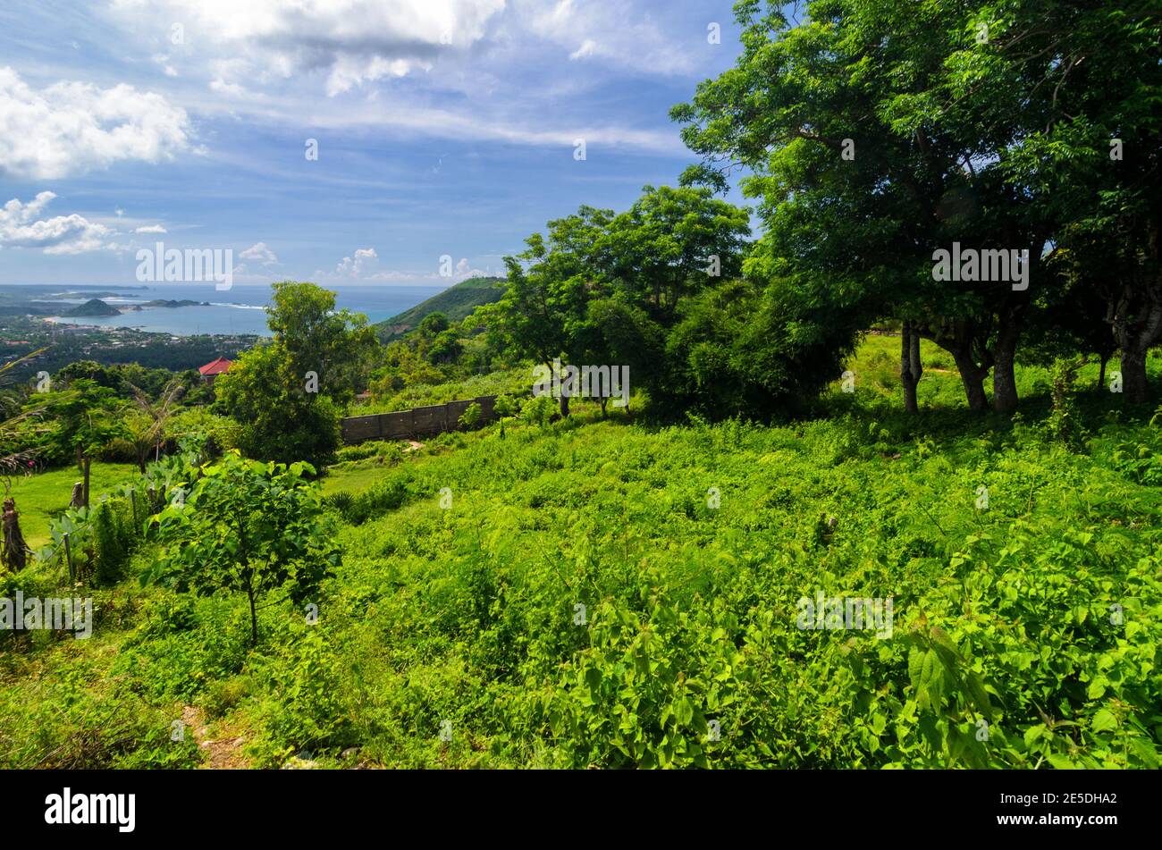 Blick auf Mandalika von den Prabu Hügeln, Kuta, Central Lombok, West Nusa Tenggara. Stockfoto