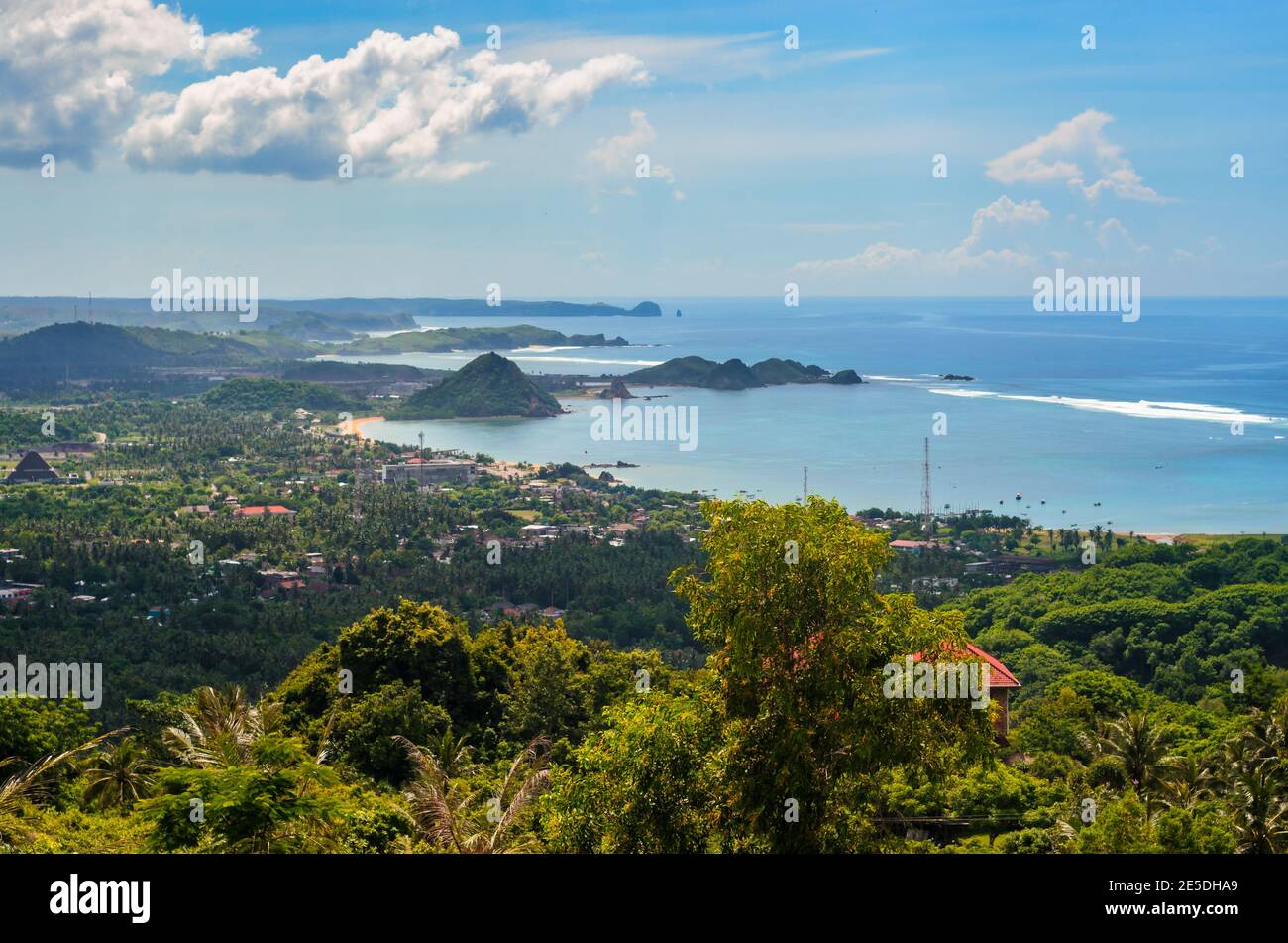 Luftaufnahme von Mandalika von den Prabu Hügeln, Kuta, Central Lombok, West Nusa Tenggara. Stockfoto