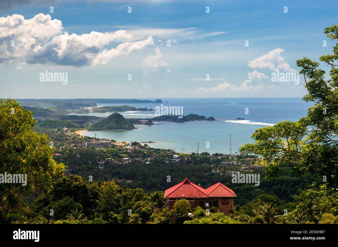 Luftaufnahme von Mandalika von den Prabu Hügeln, Kuta, Central Lombok, West Nusa Tenggara. Stockfoto