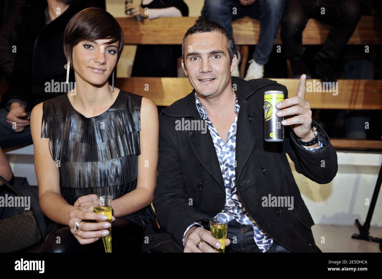 Richard Virenque und seine Freundin Jessica Sow nehmen am 21. November 2008 an einem High Heels Shoes Race in Paris Teil. Foto von Christophe Guibbaud/ABACAPRESS.COM Stockfoto