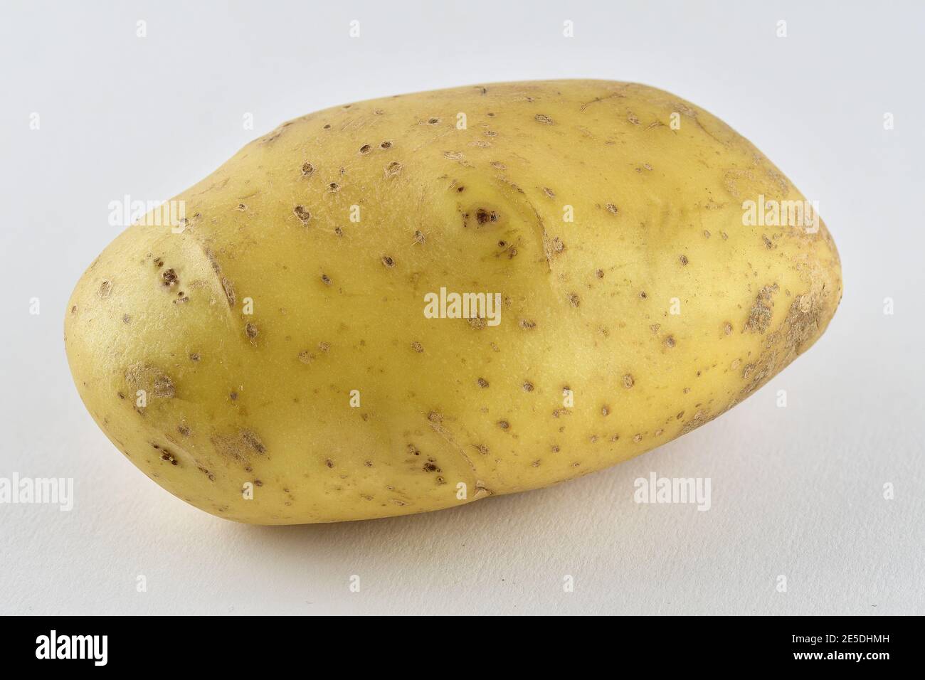 Nahaufnahme einer rohen, ungekochten Backkartoffel Stockfoto
