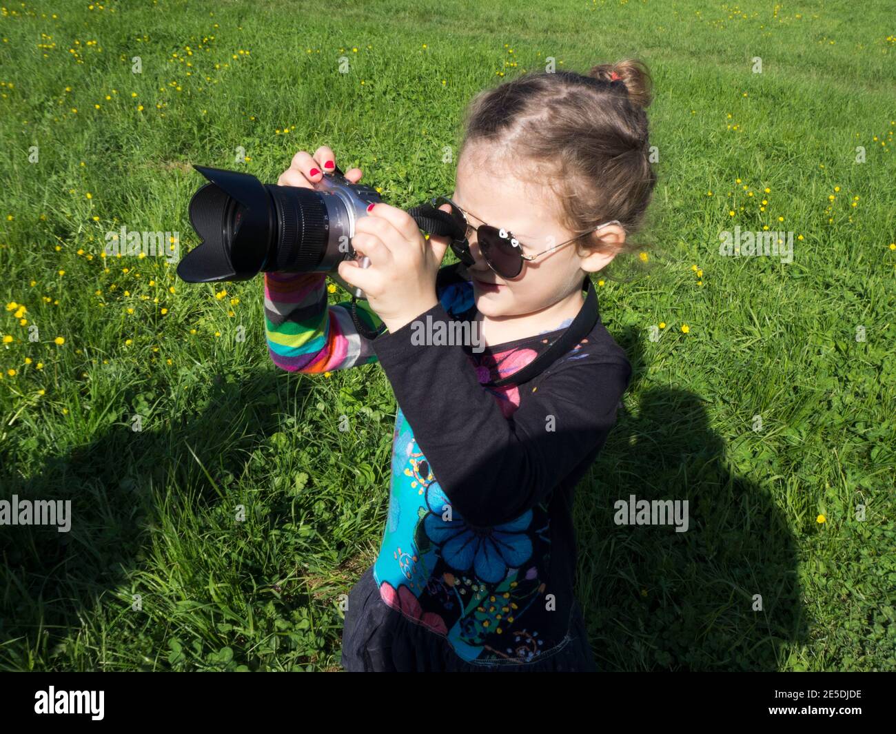 Mädchen stehen im Freien ein Foto mit einer DSLR-Kamera, Italien Stockfoto