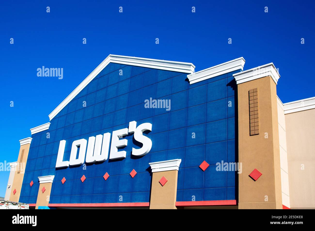 Sunnyvale, CA, USA - 20. Januar 2021: Nahaufnahme eines Bauwerks von Lowe, spezialisiert auf Bauwerkzeuge und Baustoffe, Baubedarf Stockfoto