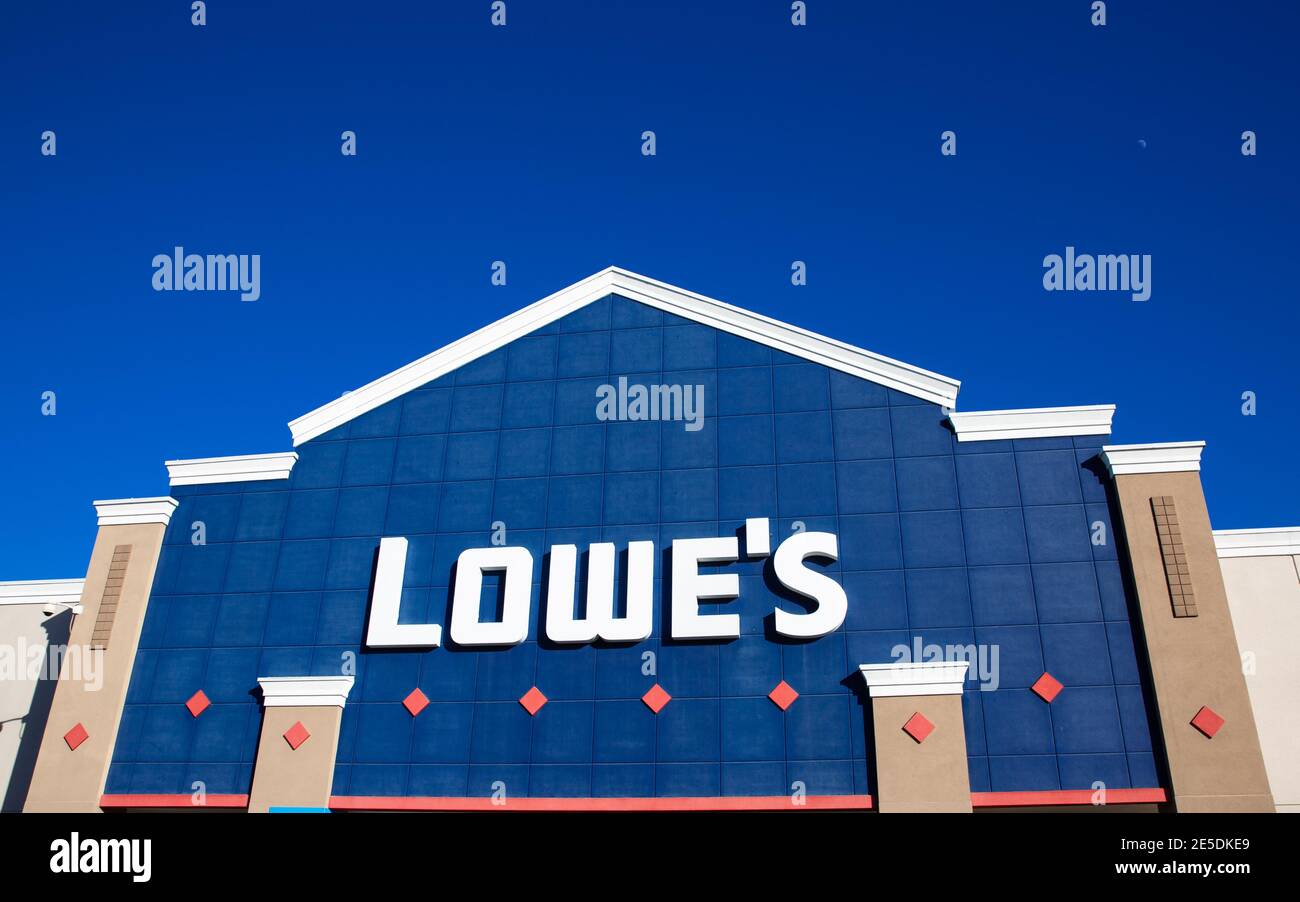 Sunnyvale, CA, USA - 20. Januar 2021: Nahaufnahme eines Bauwerks von Lowe, spezialisiert auf Bauwerkzeuge und Baustoffe, Baubedarf Stockfoto