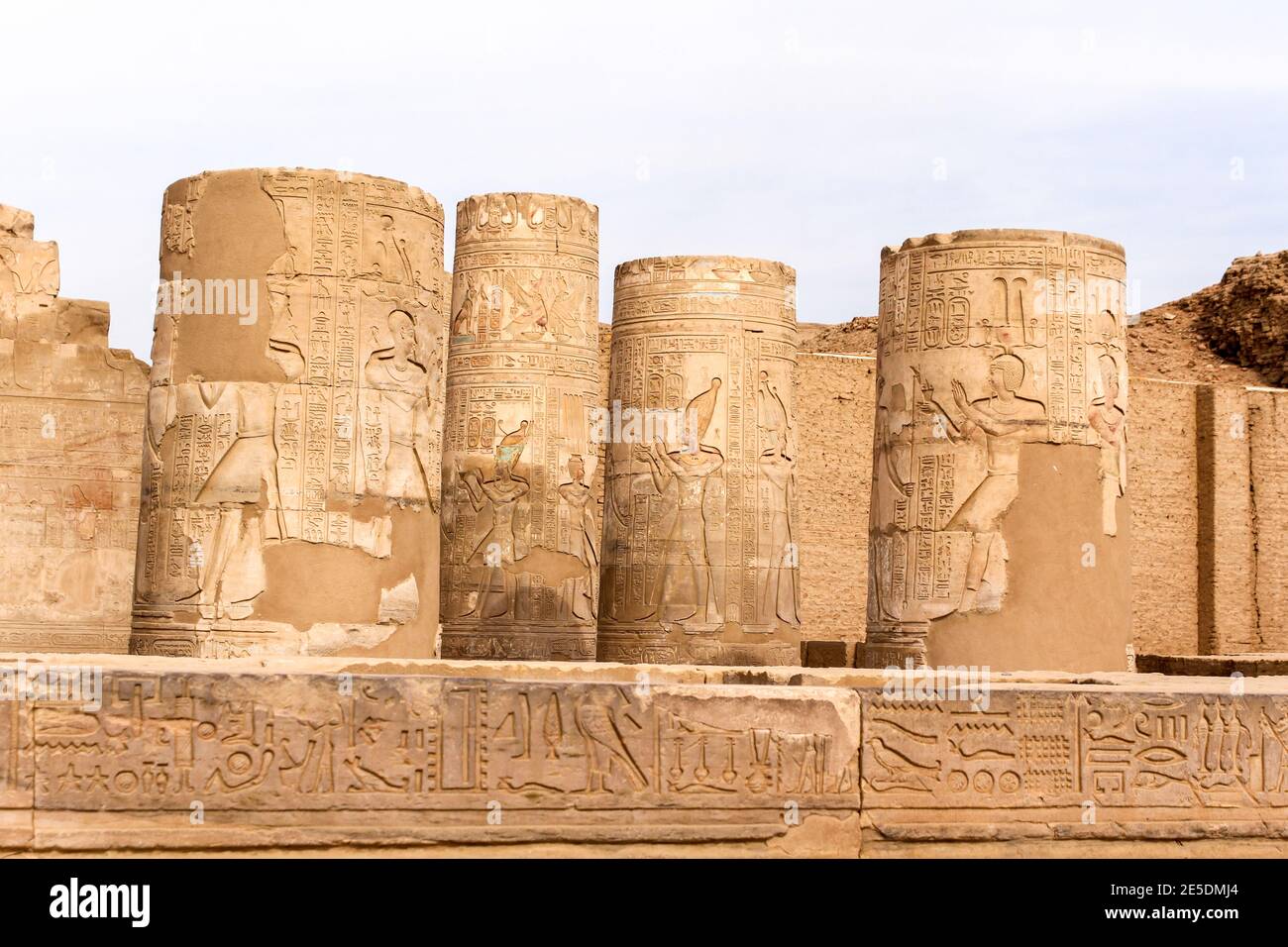 Alte Reliefs an den Überresten der Säulen des Kom Oombo-Tempels, Ägypten Stockfoto