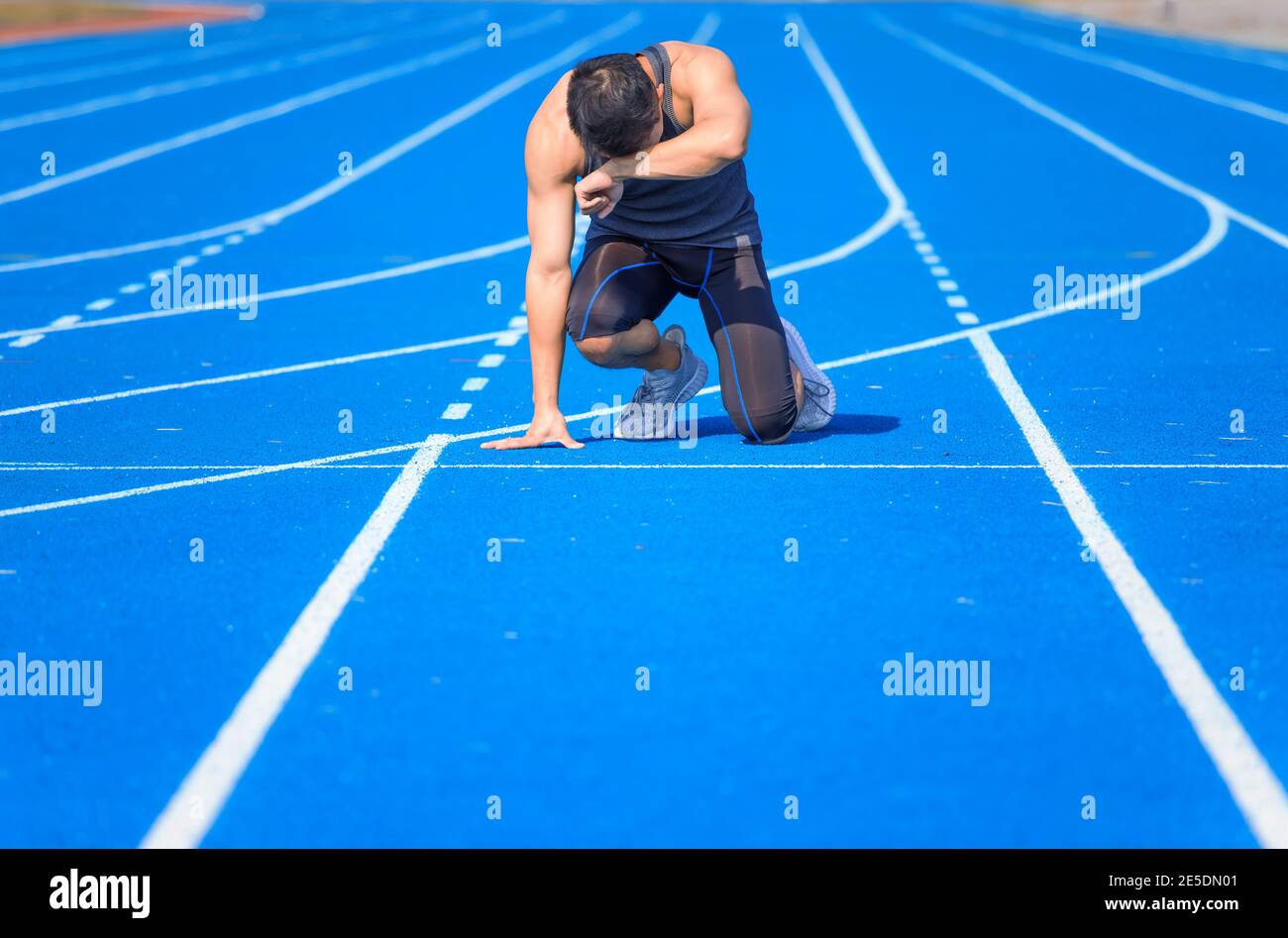 Müde Sportmann erschöpft Atmung nach dem Laufen und Training  Stockfotografie - Alamy