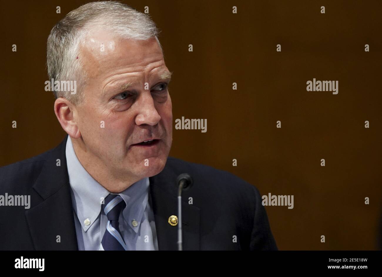 Washington, Usa. Januar 2021. Senator Dan Sullivan fragt Denis McDonough, Sekretär für Veteranananangelegenheiten, Nominee für Preisdent Joe Biden, während seiner Bestätigungsverhandlung im Senat des Veterananananananananangelegenheiten-Ausschusses am Mittwoch, 27. Januar 2021 in Washington, DC. Foto von Leigh Vogel/UPI Credit: UPI/Alamy Live News Stockfoto