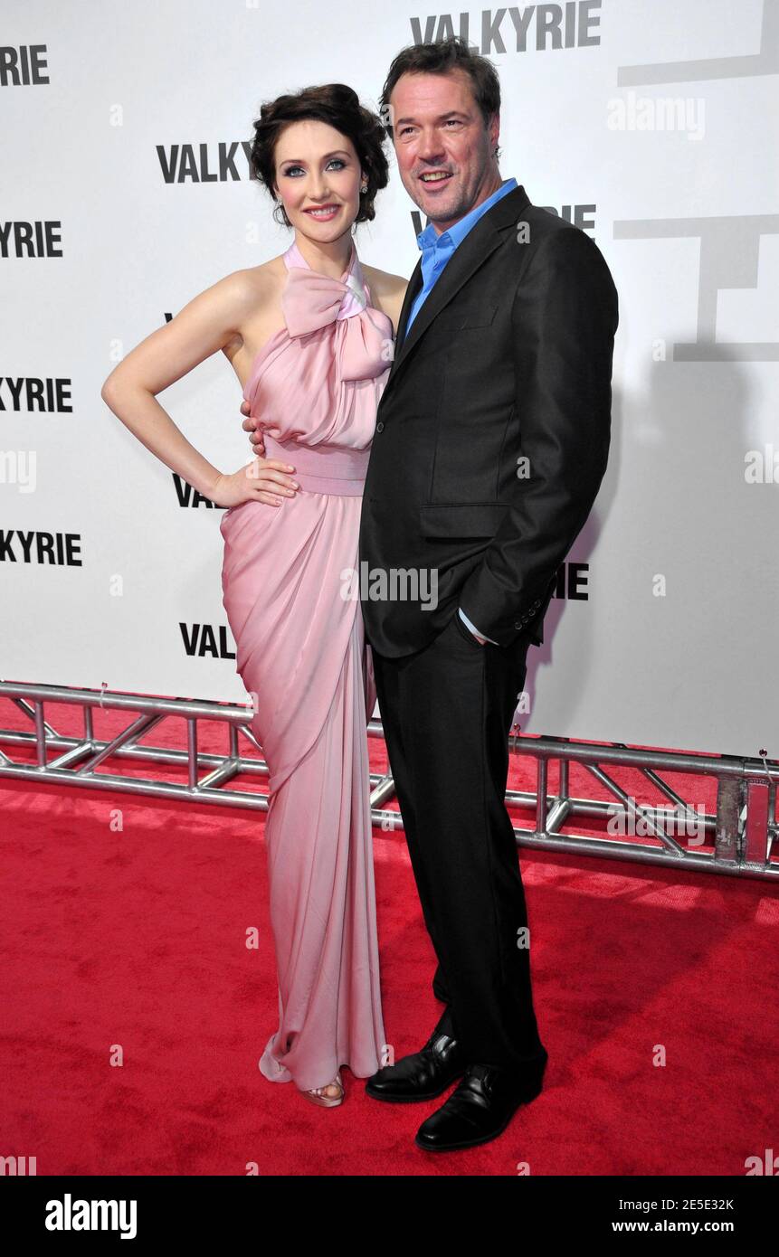 Cast Member Carice van Houten und Freund Sebastian Koch kommen zur Premiere von 'Valkyrie' am 15. Dezember 2008 in der Rose Hall, Time Warner Center in New York City, NY, USA. Foto von Gregorio Binuya/ABACAPRESS.COM Stockfoto