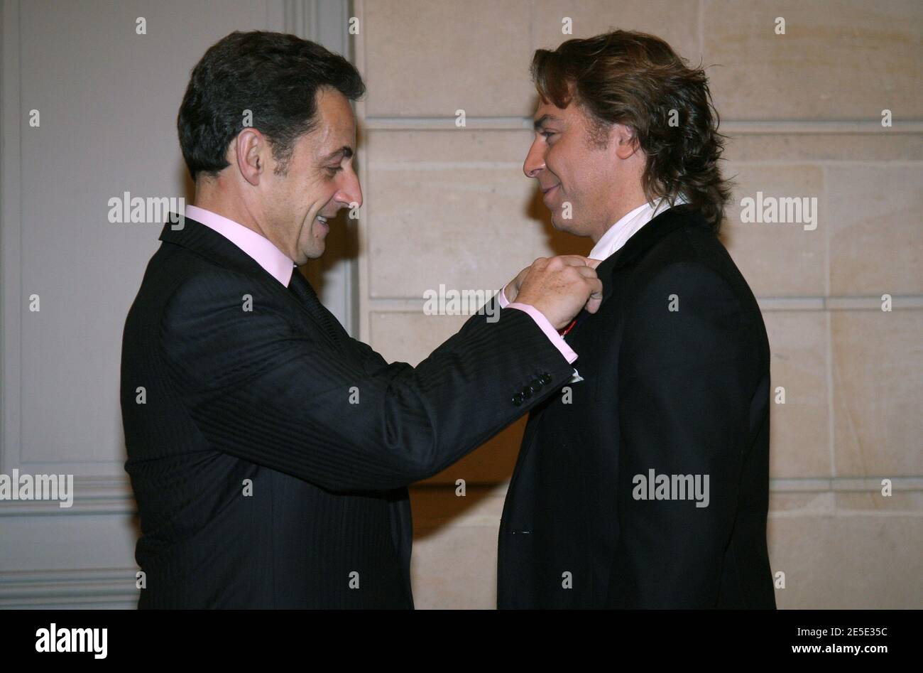 Der französische Präsident Nicolas Sarkozy verleiht dem französischen Tenorsänger Roberto Alagna am 15. Dezember 2008 im Elysee-Palast in Paris die Medaille des Ritters in der Ehrenlegion, der höchsten Auszeichnung Frankreichs (Chevalier de la Legion d'Honneur). Foto von Jean-Marc Haedrich/Pool/ABACAPRESS.COM Stockfoto