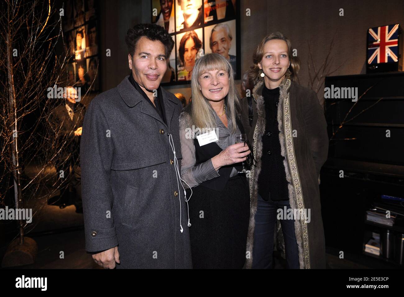 Editions Du Chene Manager Fabienne Kriegel, Igor Bogdanov und seine Frau Amelie de Bourbon de Parme bei einer Party veranstaltet von "Les Editions Du Chene" im Mini Palais in Paris, Frankreich am 16. Dezember 2008 statt. Foto von Medhi Taamallah/ABACAPRESS.COM Stockfoto