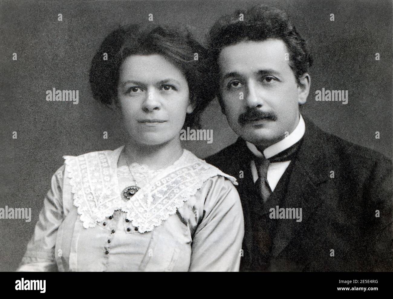 Albert Einstein mit seiner ersten Frau Mileva Maric, Kopf- und Schulterporträt, 1912 Stockfoto Albert Einstein mit seiner ersten Frau Mileva Maric, Kopf- und Schulterporträt, 1912 Stockfoto