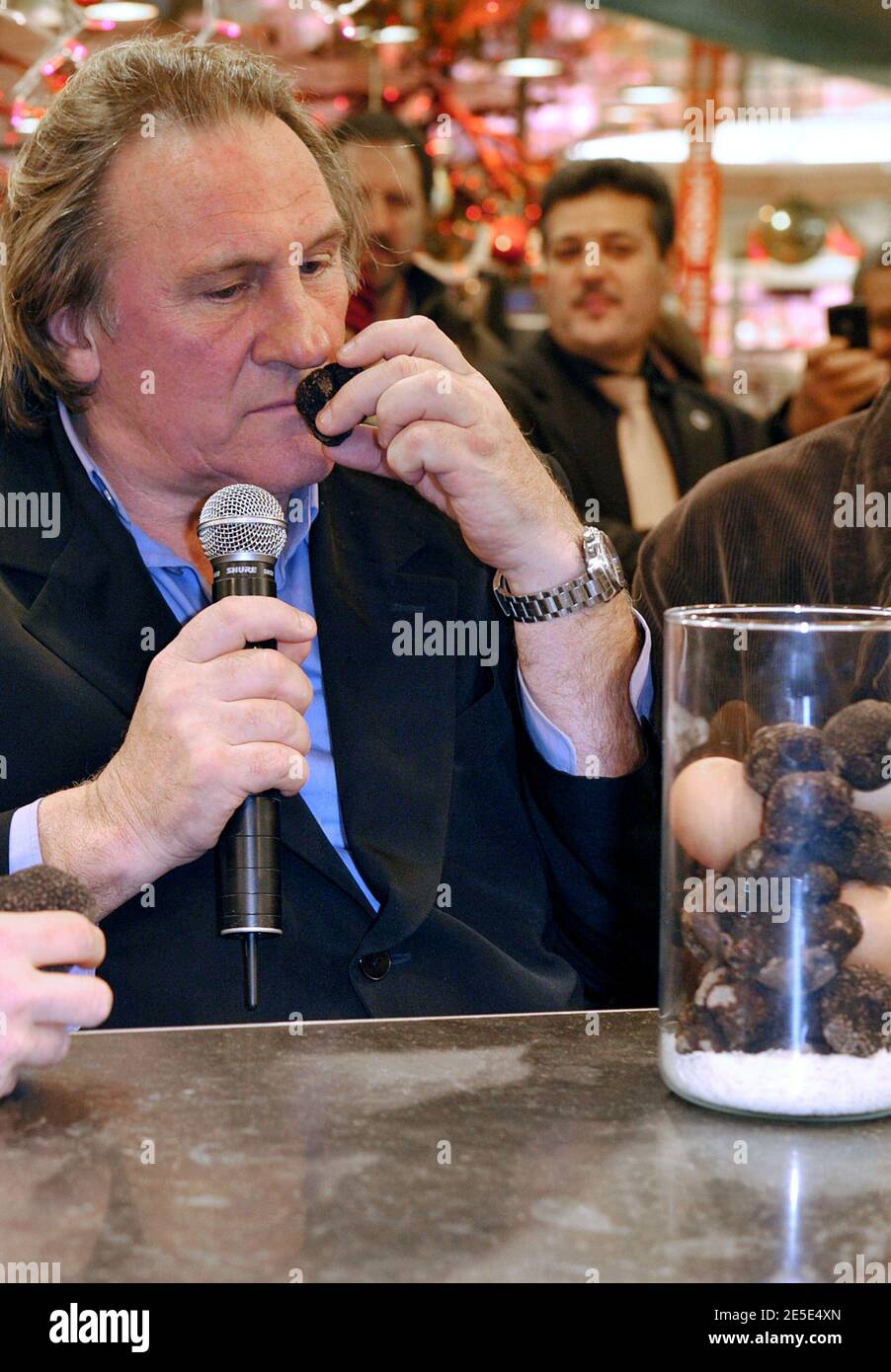 Gerard Depardieu während der Veranstaltung "Le Noel en Grand", die am 19. Dezember 2008 im Lafayette Gourmet-Geschäft in Paris, Frankreich, stattfand. Foto von Giancarlo Gorassini/ABACAPRESS.COM Stockfoto